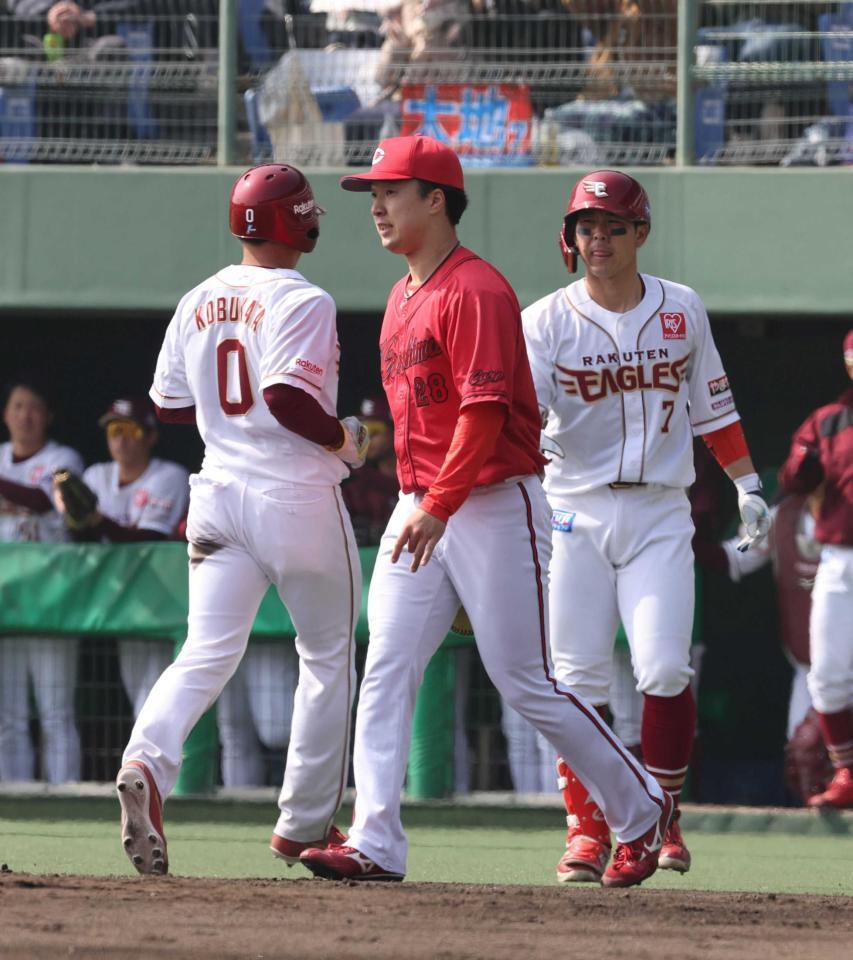 　１回、浅村の左前打で、小深田の生還を許す佐藤柳