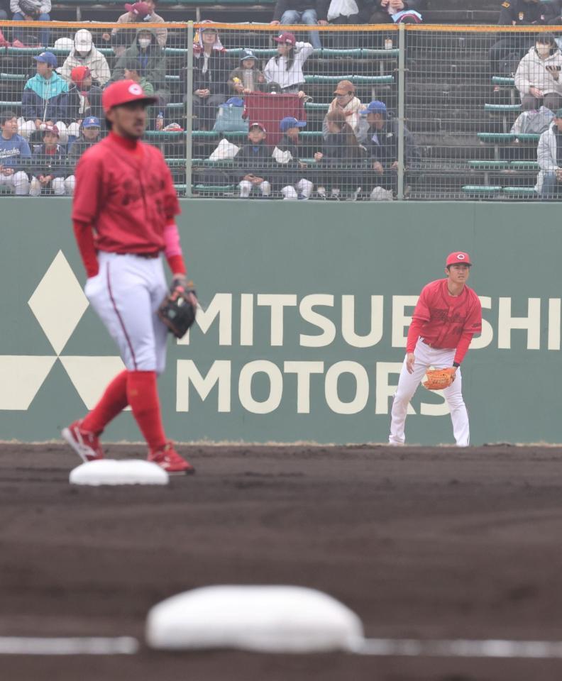 　「７番・右翼」でスタメン出場した佐々木。左は二塁手・菊池（撮影・市尻達拡）