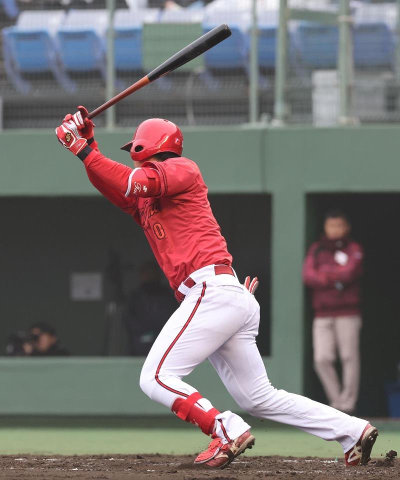 　３回、右前打を放つ佐々木（撮影・市尻達拡）