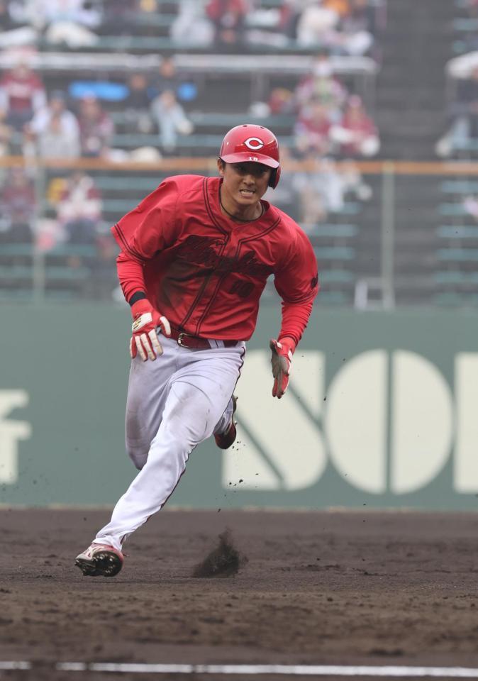 　３回、投手への内野安打の間に三塁へ向かう佐々木（撮影・市尻達拡）