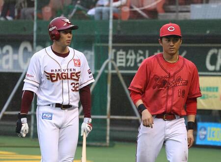 　試合後、青学の１学年先輩・中島と話をする常広（撮影・市尻達拡）