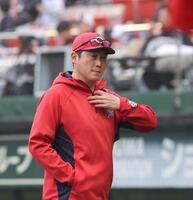 　８回、選手交代を告げる新井監督（撮影・市尻達拡）
