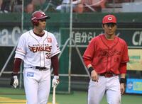 　試合後、青学の１学年先輩・中島と話をする常広（撮影・市尻達拡）