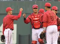 　勝利で終え、チームメートとグータッチを交わす高木（撮影・市尻達拡）