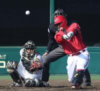 　５回、中前へ同点となる２点適時打を放つ会沢（１日）