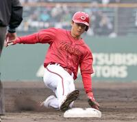 　９回、高木の犠飛で三塁へタッチアップする佐々木（撮影・市尻達拡）