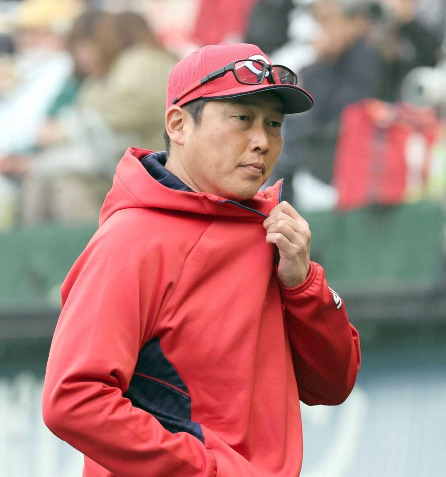 　厳しい表情でベンチへ戻る新井監督（撮影・市尻達拡）