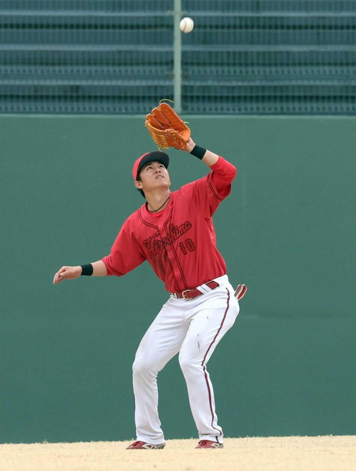 　６回、村林の打球を捕球する佐々木（撮影・市尻達拡）