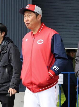 広島・新井監督　坂倉に「『めちゃくちゃ焦って最短で帰ってこい』と」「やれるかやれないか（笑）」【一問一答】