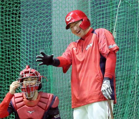 　１軍に合流し、打撃練習をする会沢（撮影・市尻達拡）