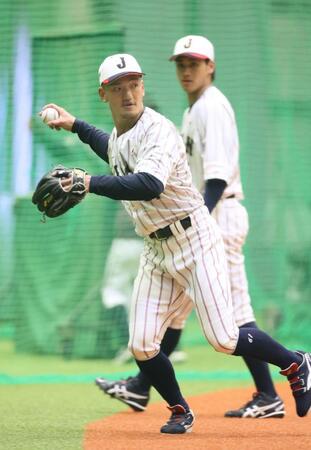 　ノックを受ける矢野（撮影・立川洋一郎）