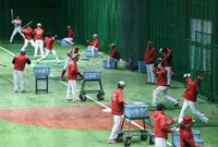 　春季キャンプと同様に、全体練習最後のメニューとして、ロングティーと連続ティーを行う広島野手陣