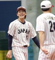 　笑顔を見せて練習する常広（撮影・立川洋一郎）