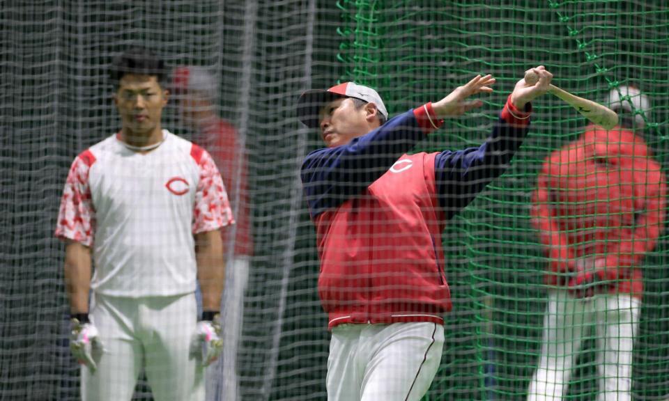 　自ら手本を示し、内田に打撃指導をする新井監督（撮影・市尻達拡）