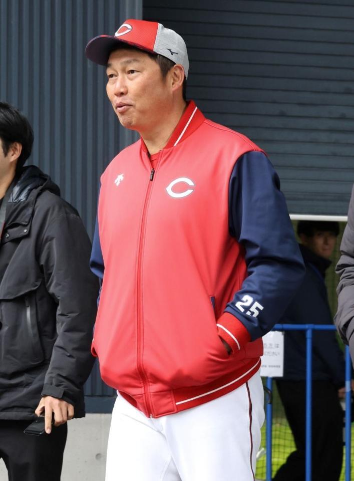 　練習を終え、笑顔で室内練習場を出る新井監督（撮影・市尻達拡）