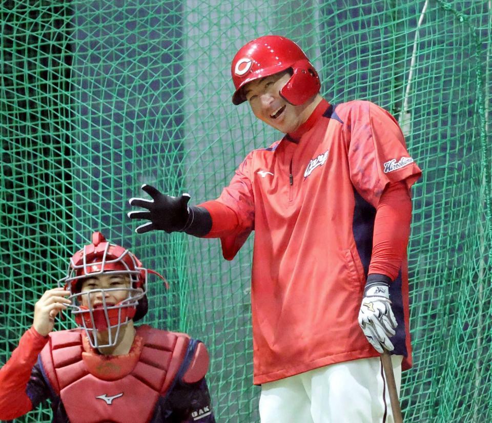 　１軍に合流し、打撃練習をする会沢（撮影・市尻達拡）