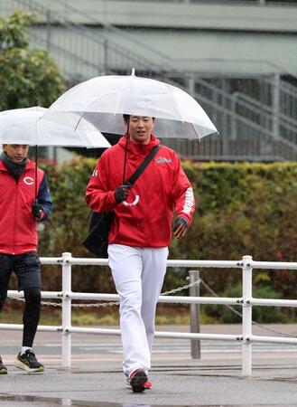 　雨の中、室内練習場に向かう大瀬良（撮影・市尻達拡）