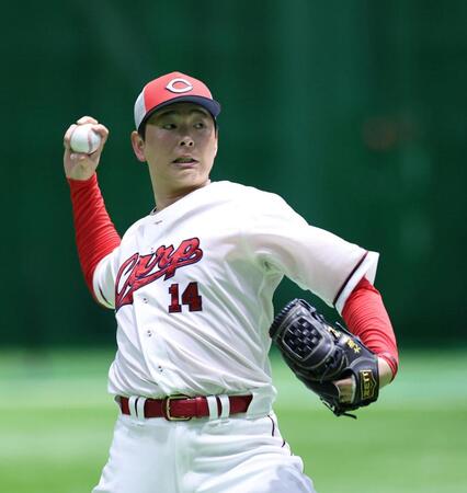 　キャッチボールをする大瀬良（撮影・市尻達拡）