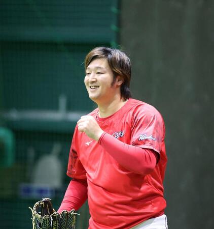 　キャッチボールで白い歯をのぞかせる床田（撮影・市尻達拡）