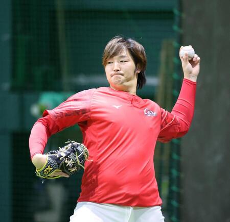 　キャッチボールをする床田（撮影・市尻達拡）