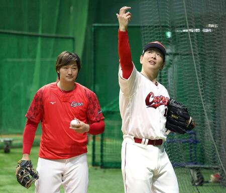 　床田（左）とのキャッチボールを終え、リリースの確認をする大瀬良（撮影・市尻達拡）