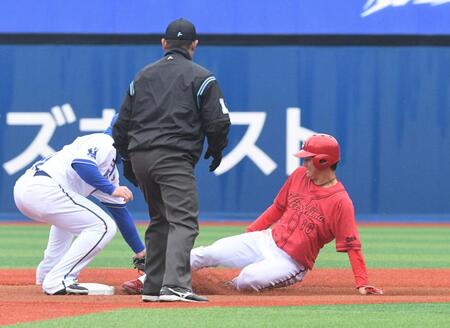 　１回、打者・二俣の時に一塁走者・佐々木は二盗に失敗（撮影・佐々木彰尚）