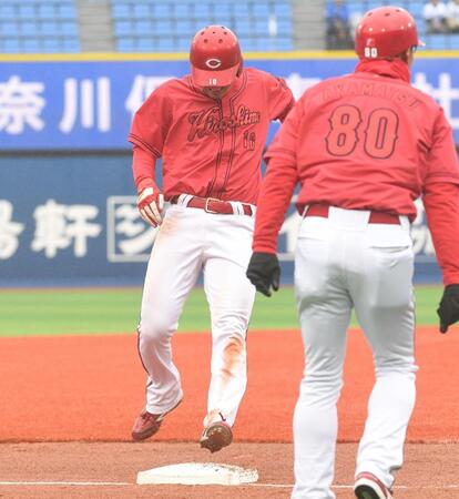 　６回、小園の右前打で三進する一塁走者・佐々木。足を負傷する（撮影・佐々木彰尚）