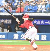 　２回、二俣は左越えにソロ弾を放つ（撮影・佐々木彰尚）