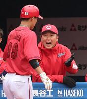 　２回、本塁打を放った二俣（左）を迎える新井監督