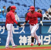 　２回、ソロ本塁打を放ち三塁コーチとタッチを交わす二俣（右）