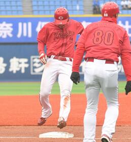広島ドラ１・佐々木が左太もも裏負傷　走塁中に脚部痛めて苦もんの表情で交代　ベンチの新井監督も心配そうに見つめる　松葉杖で球場を後に　広島で検査へ