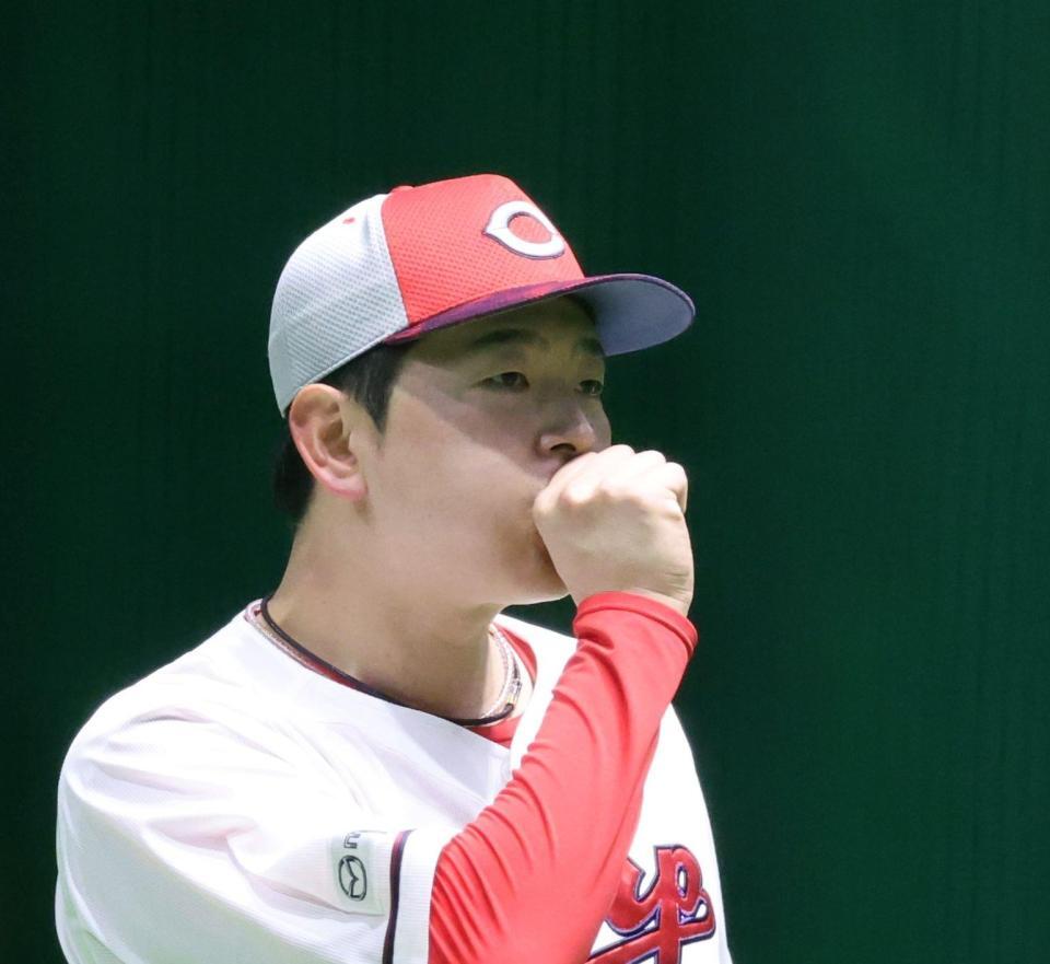 　あまりの寒さに、指先に息を吹きかける大瀬良（撮影・市尻達拡）