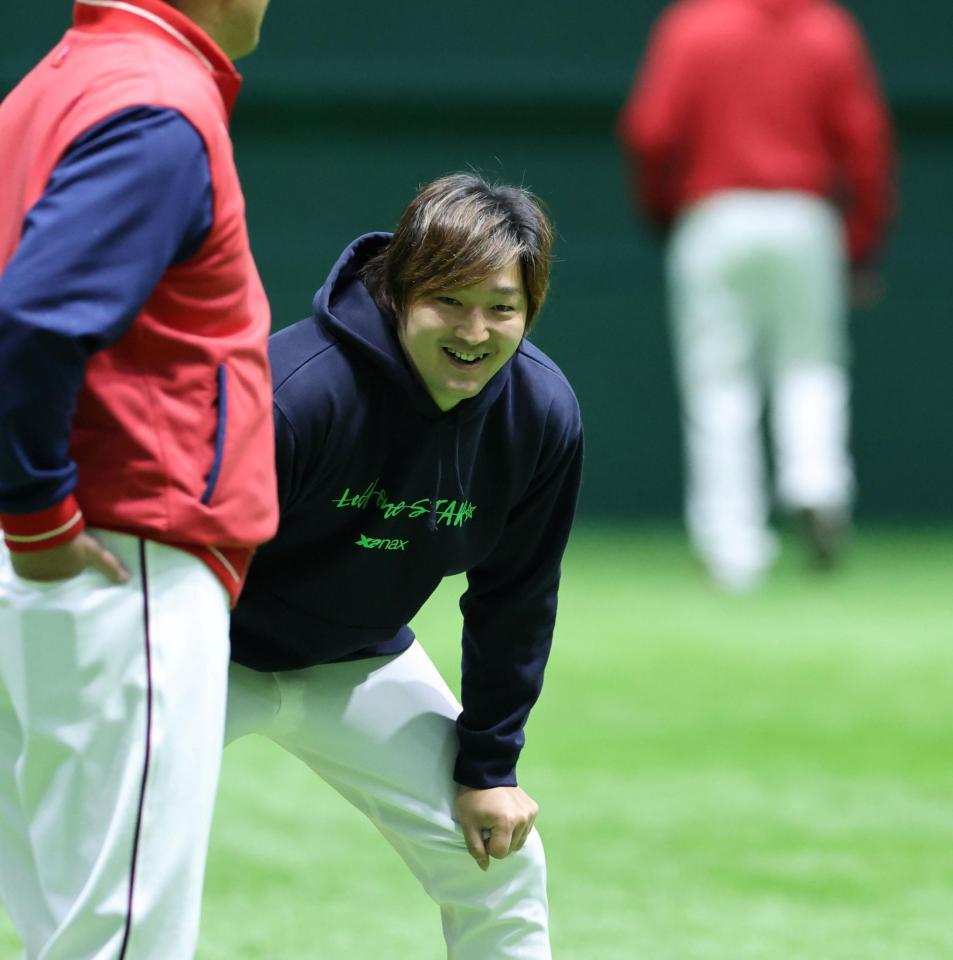 　リラックスした表情で練習に臨む床田（撮影・市尻達拡）