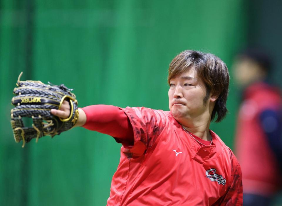 　キャッチボールをする床田（撮影・市尻達拡）