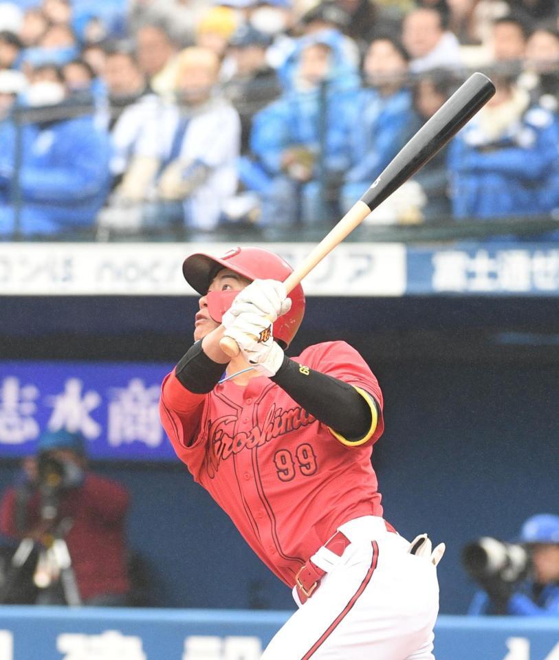 　２回、二俣は左越えにソロを放つ（撮影・佐々木彰尚）