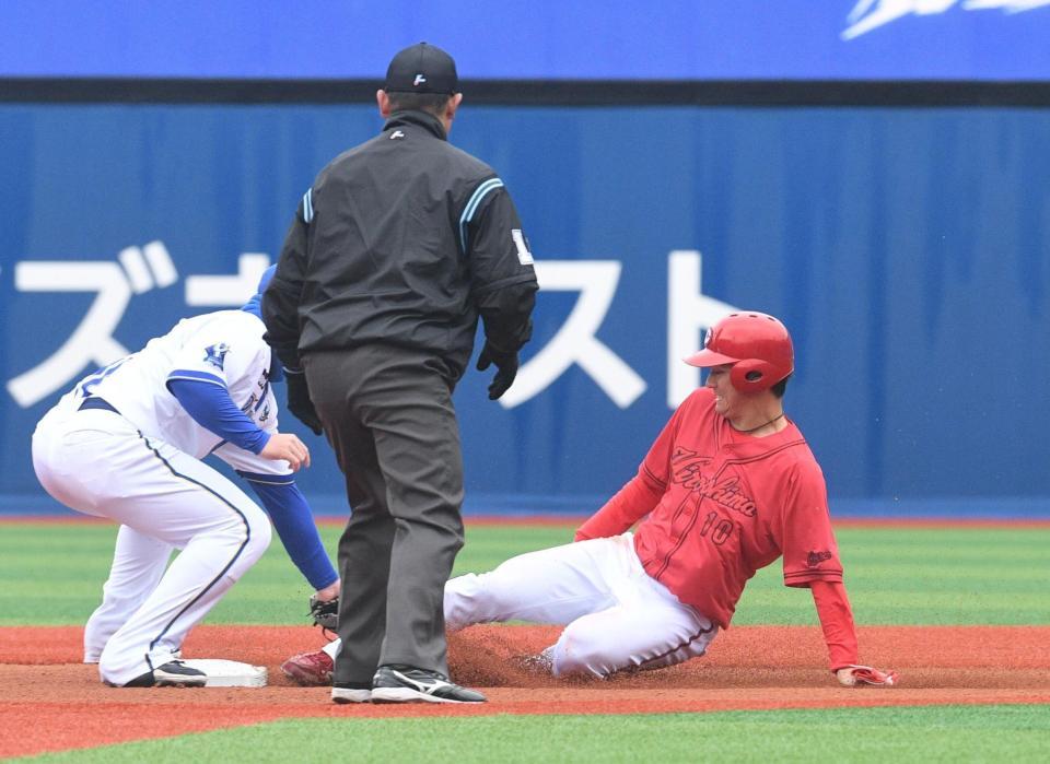 　１回、打者・二俣の時に一塁走者・佐々木は二盗に失敗（撮影・佐々木彰尚）