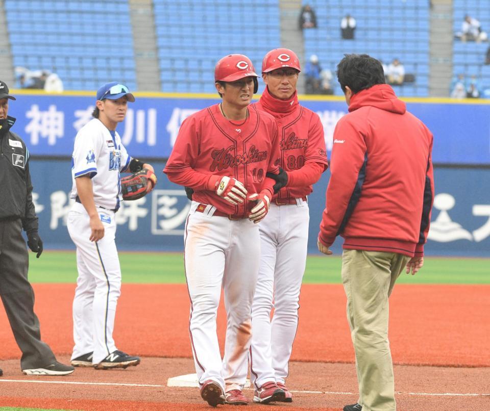 　６回、小園の右前打で三進し、足を負傷した佐々木（撮影・佐々木彰尚）