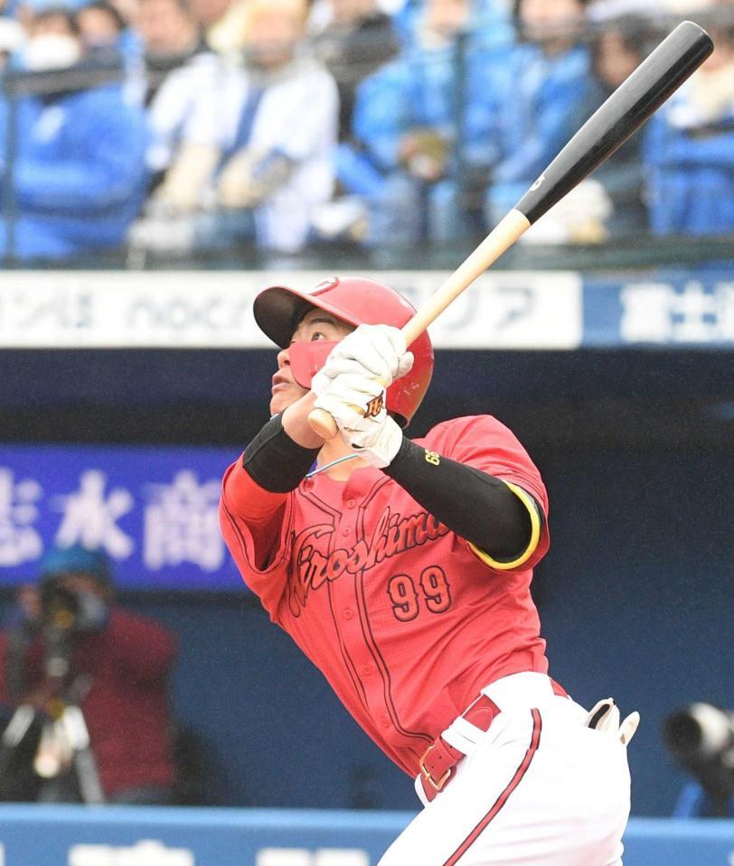 　２回、二俣は左越えにソロを放つ（撮影・佐々木彰尚）