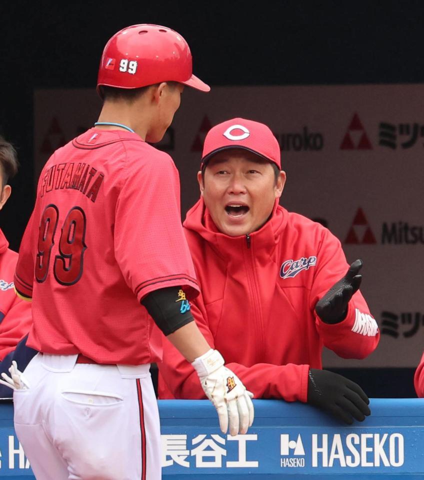 　２回、本塁打を放った二俣（左）を迎える新井監督