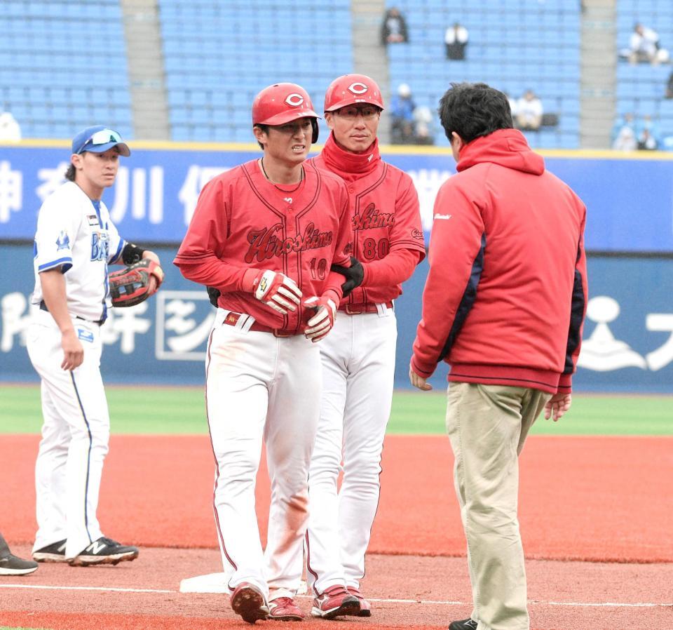 　６回、小園の右前打で三進し、足を負傷した佐々木（撮影・佐々木彰尚）