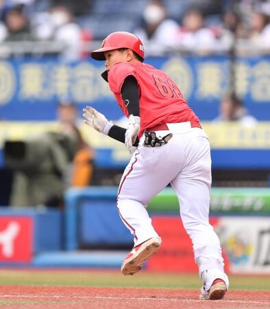 　３回、左前打を放ち駆け出す清水（撮影・開出牧）