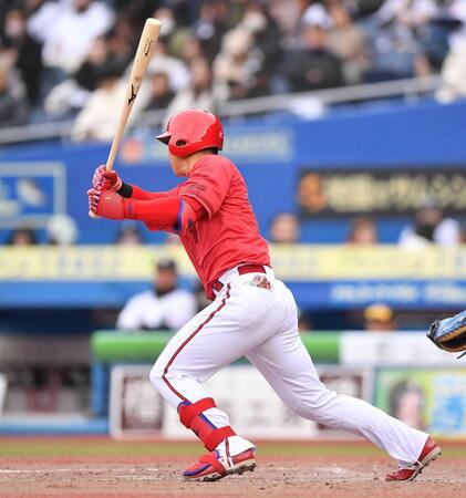 　４回、右前打を放つ堂林（撮影・開出牧）