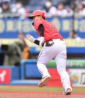 　３回、左前打を放ち駆け出す清水（撮影・開出牧）