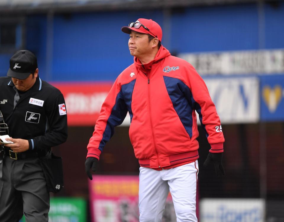 　４回、投手交代を告げた新井監督（撮影・開出牧）