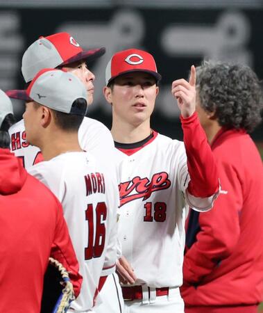 　新しくなった照明を指さす森下（撮影・市尻達拡）