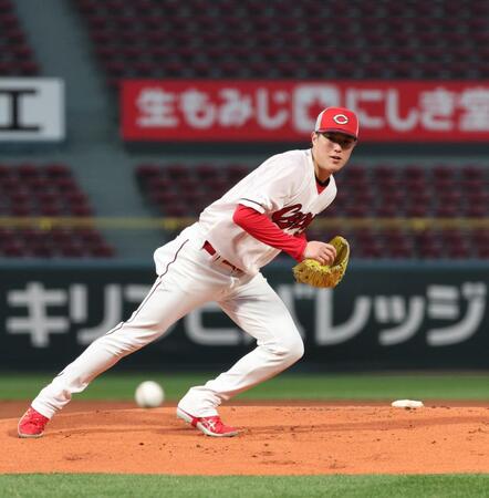 　投内連携に参加する森下（撮影・市尻達拡）