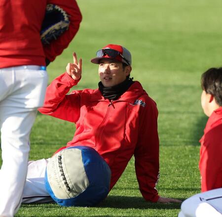 　練習中にリラックスする森下（撮影・市尻達拡）