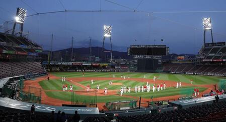 　照明がＬＥＤ化されたマツダスタジアムでナイター練習を行う広島ナイン（撮影・市尻達拡）