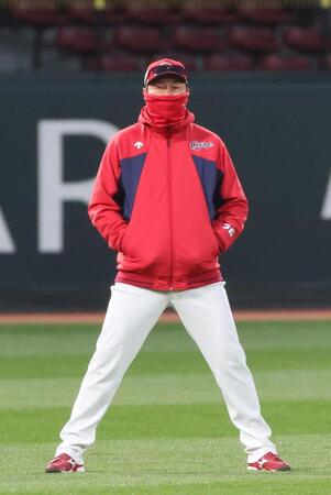 　練習を見つめる新井監督（撮影・市尻達拡）