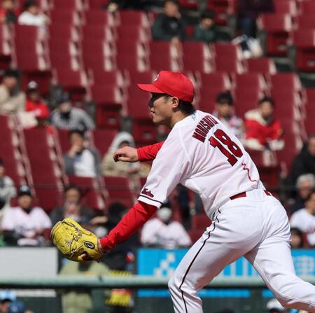 　１回、サンタナの打球にマウンドを駆け降りる森下（撮影・市尻達拡）